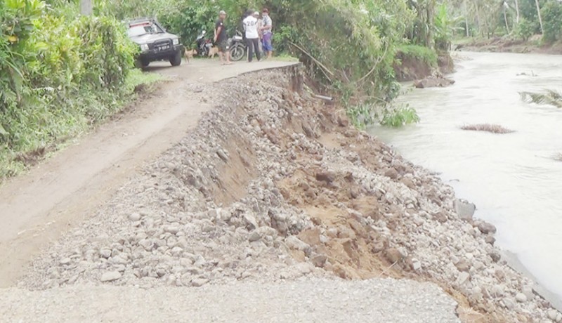 www.nusabali.com-jalan-tergerus-banjir-ribuan-warga-terisolir