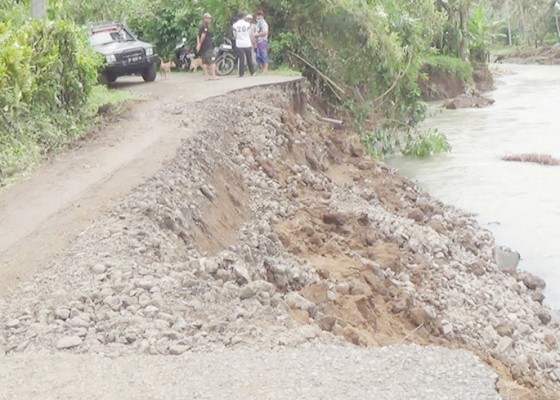 Nusabali.com - jalan-tergerus-banjir-ribuan-warga-terisolir