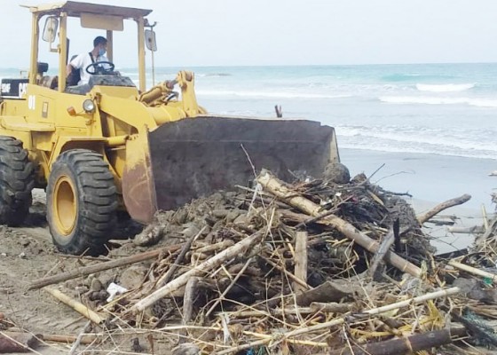 Nusabali.com - dua-hari-diguyur-hujan-sampah-pantai-membeludak