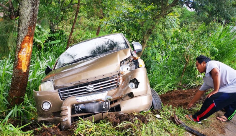 www.nusabali.com-tabrak-pohon-pengemudi-dan-penumpang-selamat