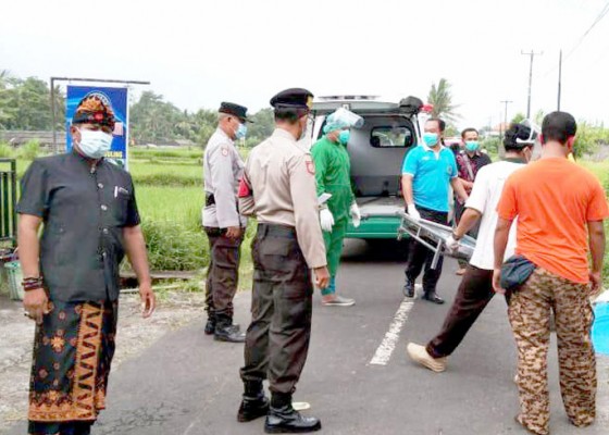 Nusabali.com - kesenggol-pintu-mobil-yang-terbuka-nenek-tewas