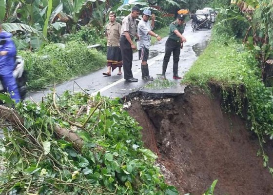 Nusabali.com - setengah-badan-jalan-di-desa-biaung-jebol