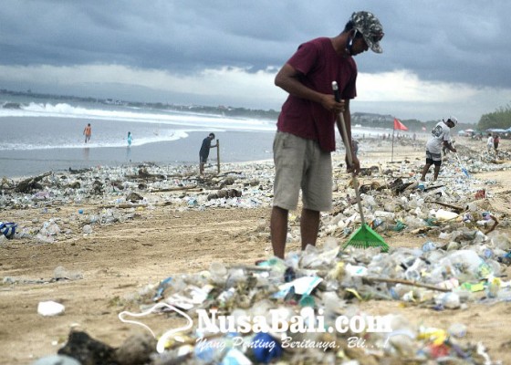 Nusabali.com - awal-tahun-pantai-kuta-diserbu-sampah-plastik