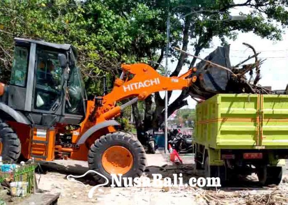 Nusabali.com - dinas-lhk-kerahkan-600-personel-40-truk-5-alat-berat-dan-2-unit-beach-cleaner