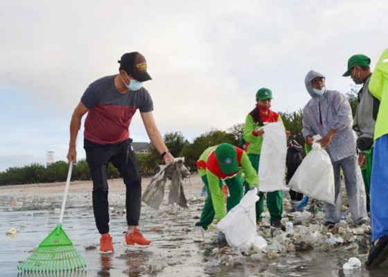 Nusabali.com - wabup-suiasa-sidak-penanganan-sampah-kiriman-di-pantai-kuta