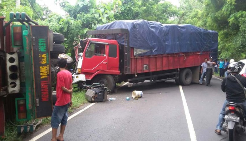 www.nusabali.com-mobil-tangki-gagal-kirim-air-untuk-karya-rem-blong-truk-nyungkling