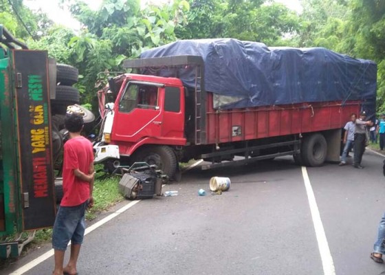 Nusabali.com - mobil-tangki-gagal-kirim-air-untuk-karya-rem-blong-truk-nyungkling