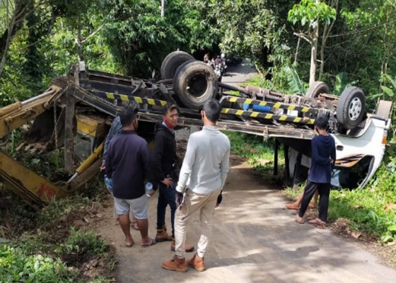 Nusabali.com - tak-kuat-menanjak-truk-pengangkut-alat-berat-terguling-di-busungbiu