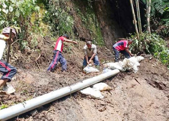 Nusabali.com - pelanggan-pdam-bangli-begadang-menunggu-air