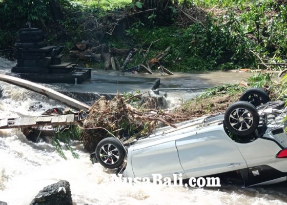 Nusabali.com - mobil-terseret-hingga-nyangkut-di-sungai-kawasan-desa-canggu