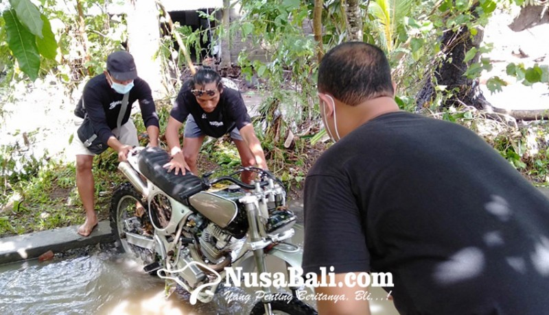 www.nusabali.com-pengendara-motor-terseret-banjir