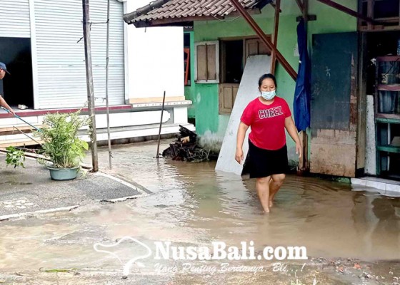 Nusabali.com - sampah-sumpal-got-4-rumah-terendam-banjir