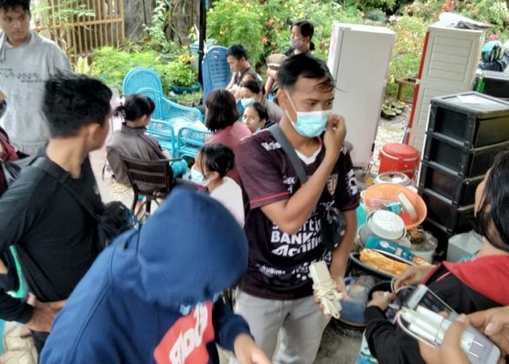 Nusabali.com - krama-bali-perantauan-ngungsi-dekat-rumah-ketua-phdi-mamuju