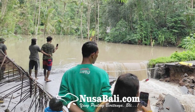 www.nusabali.com-di-tabanan-jembatan-jebol-dan-banjir-puluhan-warga-mengungsi-di-gedung-sekolah