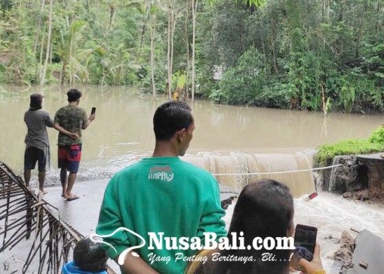 Nusabali.com - di-tabanan-jembatan-jebol-dan-banjir-puluhan-warga-mengungsi-di-gedung-sekolah