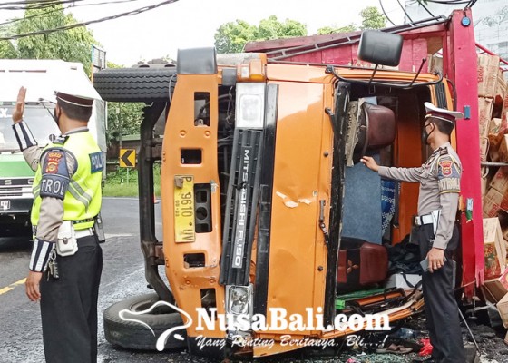 Nusabali.com - rem-blong-truk-terguling-dua-sopir-terlempar-2-meter