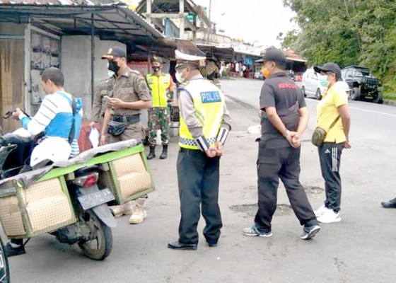 Nusabali.com - pelanggar-prokes-kena-sanksi-menyapu-di-jalan