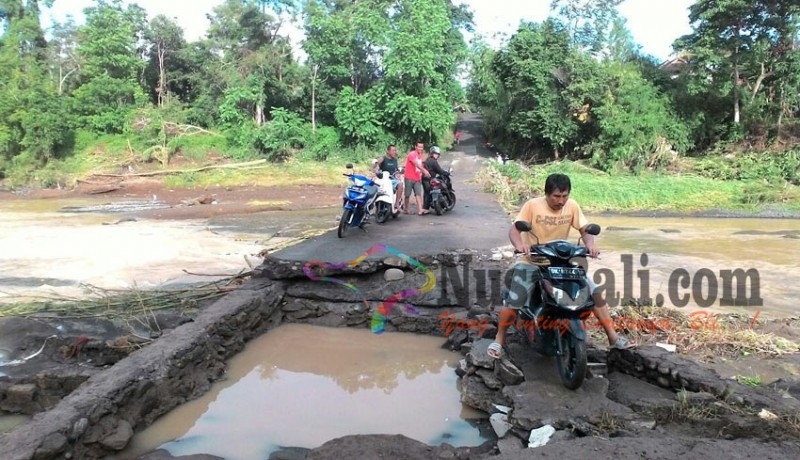 www.nusabali.com-dihantam-air-bah-jembatan-tibubiu-beraban-jebol