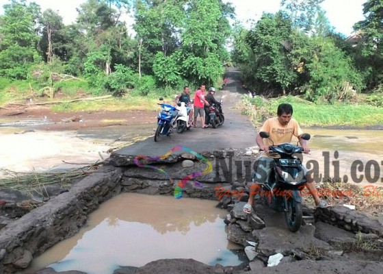 Nusabali.com - dihantam-air-bah-jembatan-tibubiu-beraban-jebol