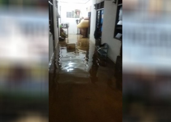 Nusabali.com - banjir-rumah-kos-di-jimbaran-tergenang