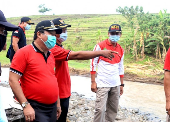 Nusabali.com - bupati-artha-tinjau-lokasi-banjir-bandang-di-medewi-dan-pekutatan