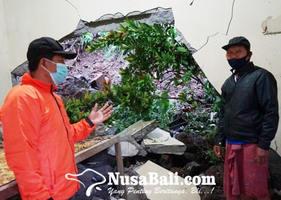 Nusabali.com - rumah-ketua-mgmp-karangasem-diterjang-longsor