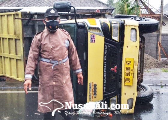 Nusabali.com - truk-terguling-sopir-selamat