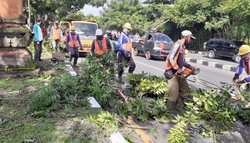 www.nusabali.com-pohon-timpa-rumah-banjir-di-batanancak