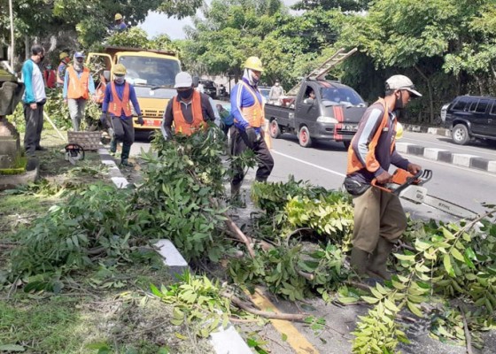 Nusabali.com - pohon-timpa-rumah-banjir-di-batanancak