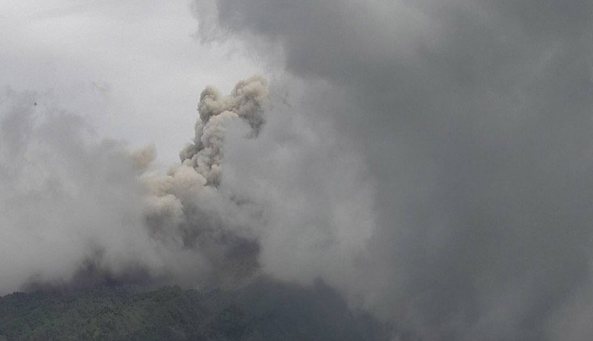 Nusabali Com Gunung Merapi Luncurkan Awan Panas Guguran Sejauh Km