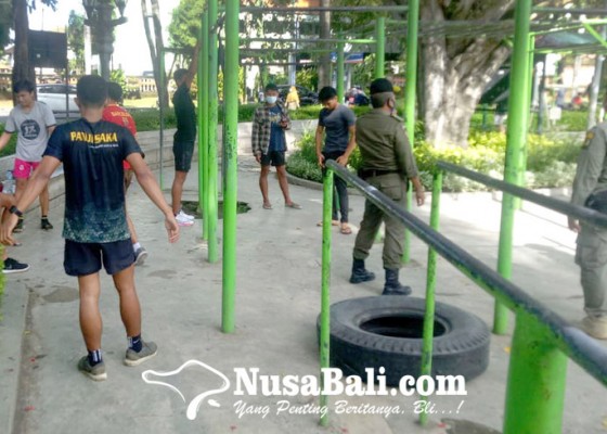 Nusabali.com - satpol-pp-razia-lapangan-puputan-badung-sebanyak-18-orang-diberi-teguran