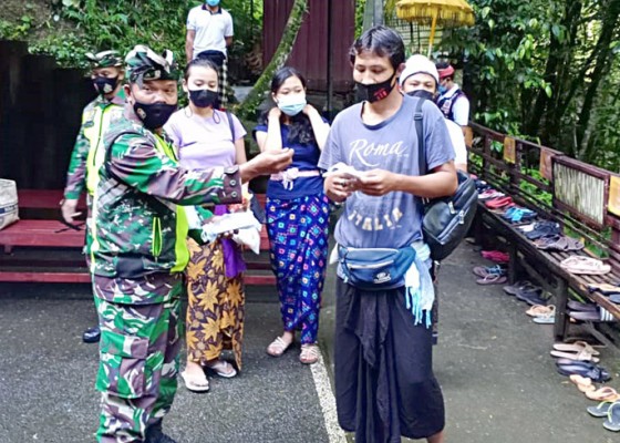 Nusabali.com - kodim-1626bangli-bagi-bagi-masker-di-lokasi-banyupinaruh