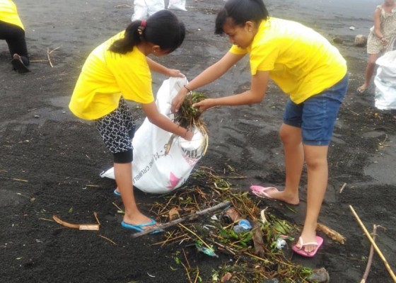 Nusabali.com - sampah-banjir-serbu-pantai-gumicik