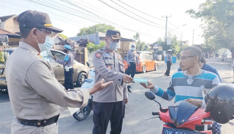 www.nusabali.com-ingatkan-disiplin-prokes-polres-buleleng-bagikan-masker