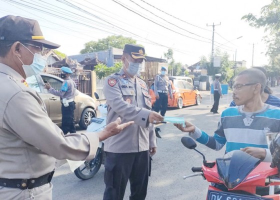 Nusabali.com - ingatkan-disiplin-prokes-polres-buleleng-bagikan-masker