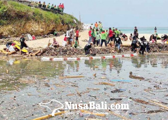 Nusabali.com - petugas-kebersihan-angkut-5-ton-sampah-dari-muara-sungai