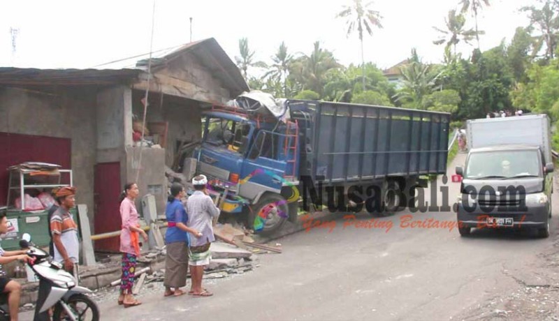 www.nusabali.com-sopir-hilang-kendali-truk-tabrak-warung