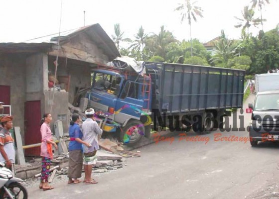 Nusabali.com - sopir-hilang-kendali-truk-tabrak-warung