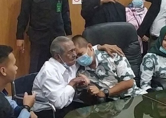 Nusabali.com - kasus-anak-gugat-ayah-kandung-rp-3-miliar-berakhir-happy-ending