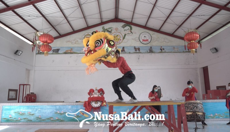 www.nusabali.com-komunitas-barongsai-naga-langit-denpasar-pentas-dengan-protokol-kesehatan