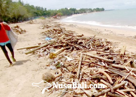 Nusabali.com - sampah-kiriman-masih-penuhi-pantai-kuta