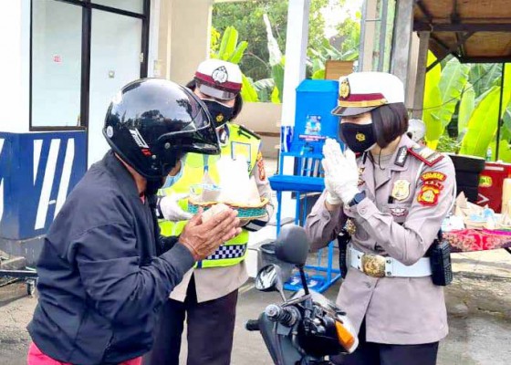 Nusabali.com - taat-prokes-pengguna-jalan-dapat-masker-dan-nasi-bungkus