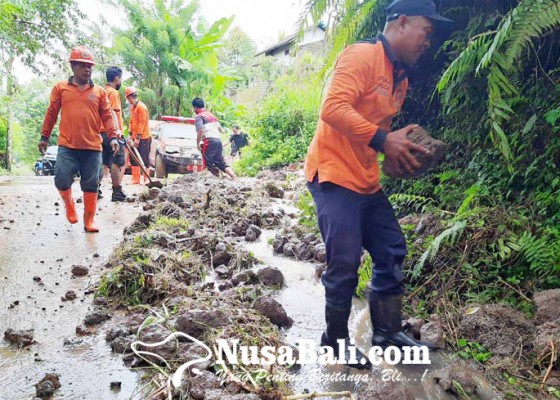 Nusabali.com - batu-paras-longsor-tutup-setengah-akses-jalan