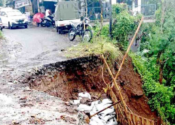 Nusabali.com - jalan-darurat-di-desa-sekumpul-kembali-ambrol