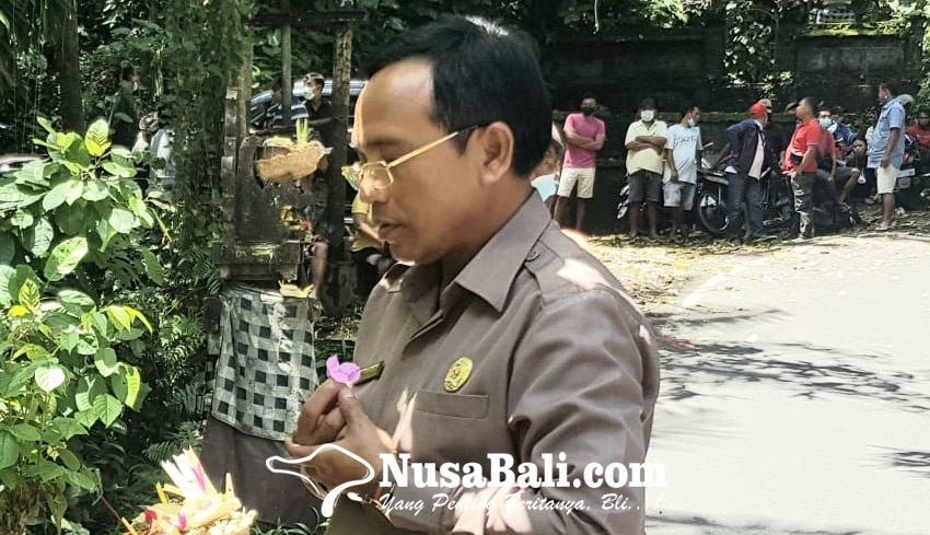 Penasaran Korban Hilang Ketua Dprd Gianyar Berdoa Di Tkp Nusabali Com