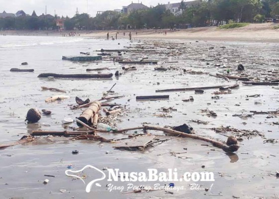 Nusabali.com - sampah-kiriman-di-pantai-kuta-kejutkan-petugas