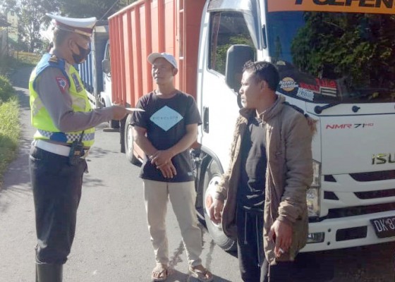 Nusabali.com - polisi-tindak-truk-muatan-pasir-di-penelokan