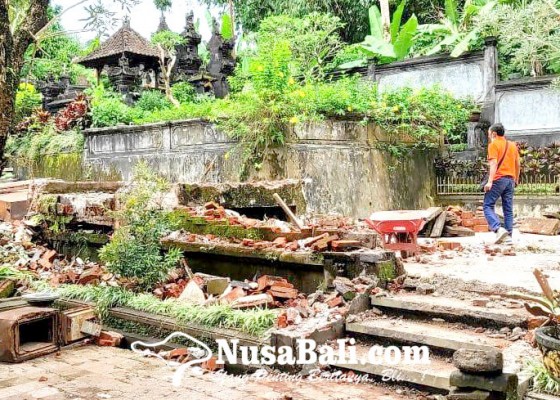 Nusabali.com - dlh-bangli-ratakan-bekas-bangunan-terbakar