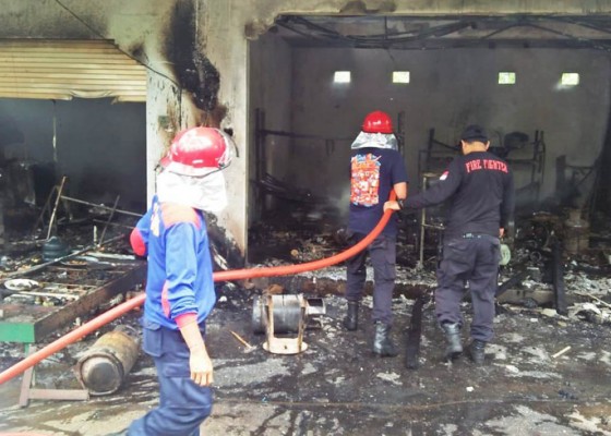 Nusabali.com - warung-dan-bengkel-ludes-terbakar