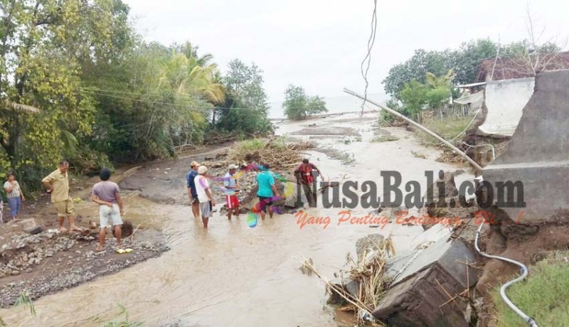 www.nusabali.com-banjir-di-gerokgak-empat-rumah-terendam-satu-tambak-jebol